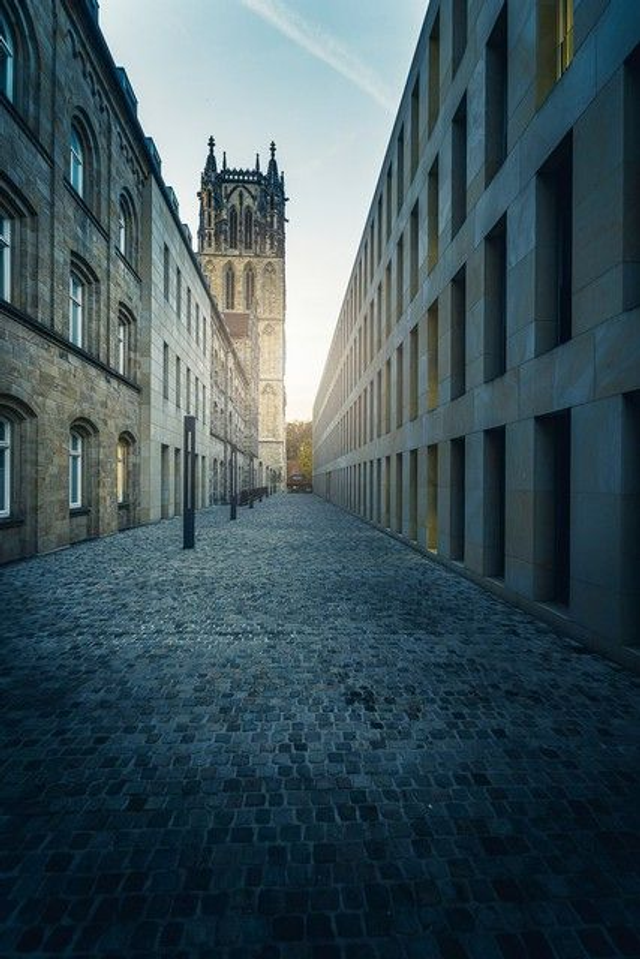 Überwasserkirche am Ende der Gasse