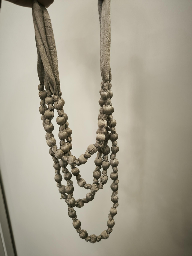 Collana in tessuto tripla