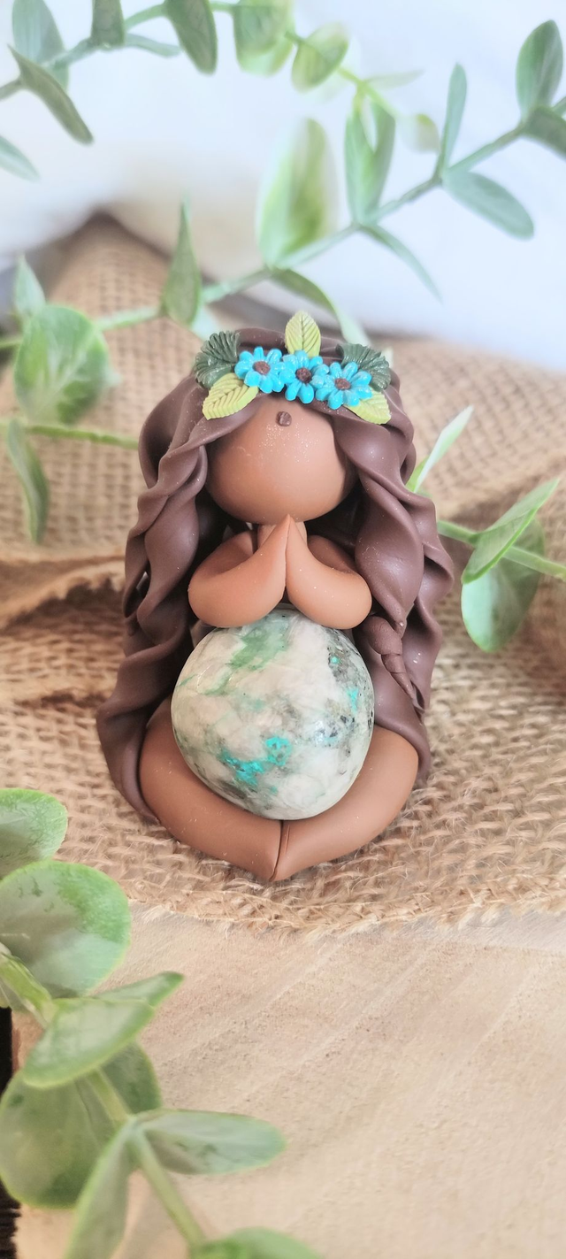 💧 Gardienne des Eaux Intérieures – Chrysocolle sur Quartz & Couronne de Fleurs Turquoises 🌿