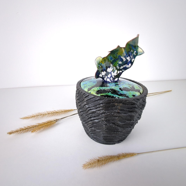 Boîte "Éclosion" en frêne chapeauté de son couvercle en émail sur cuivre