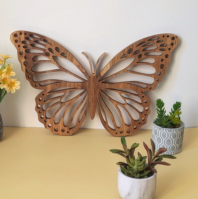 Papillon monarque en chêne