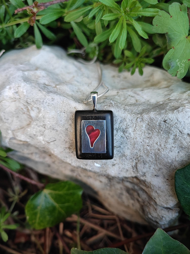 Pendentif en Bois d'Ébène du Gabon, Loupe de Peuplier stabilisé rouge, Plaque d'Argent Ajourée Coeur et Chaîne Argent 