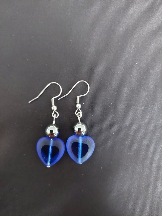 Boucles d&#039;oreilles coeur bleu et pierres hématites