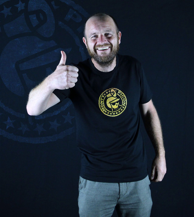 T-shirt noir en coton bio // Logo jaune