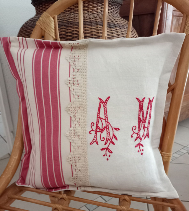 Housse de coussin monogramme "AM" dentelle crochet linge ancien