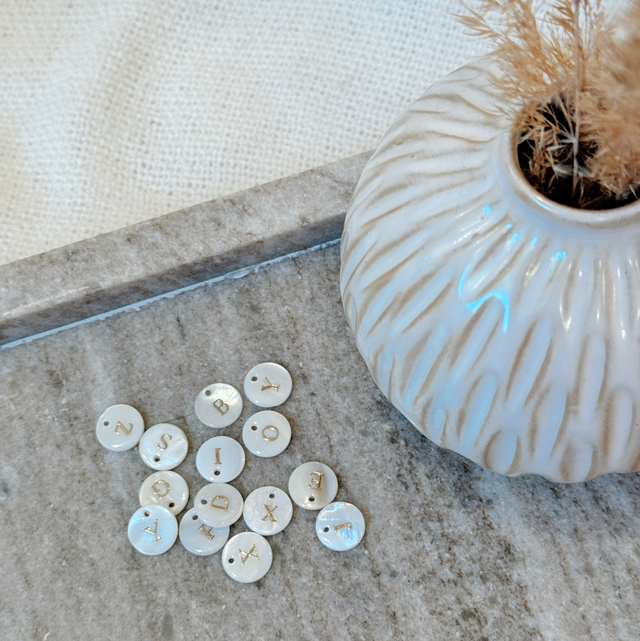 Buchstaben Perlmut/gold personaliseren