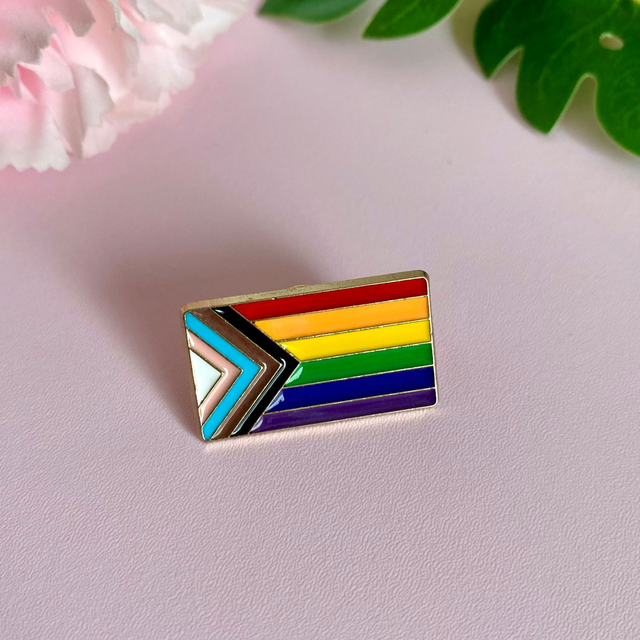 Pin's drapeau inclusif