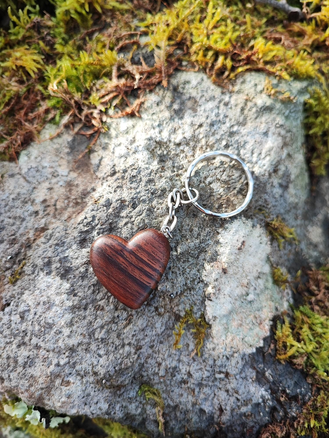 Porte-clé Coeur en Bois de Noyer Noir