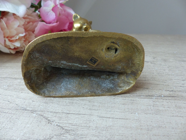 Figurine Vintage en Laiton Doré – Chat sur Clôture Regardant une Souris dans une Chaussure – Sculpture Artisanale Fait Main – Made in India