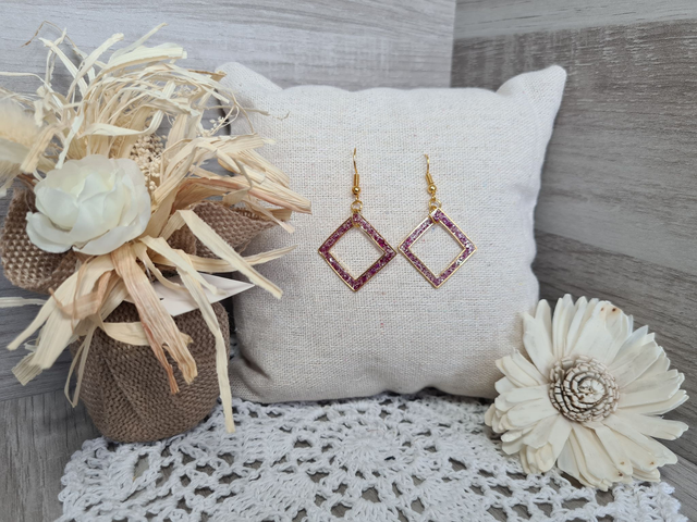 Boucles d&#039;oreilles avec des paillettes violettes en résine uv Légères Et Hypoallergénique