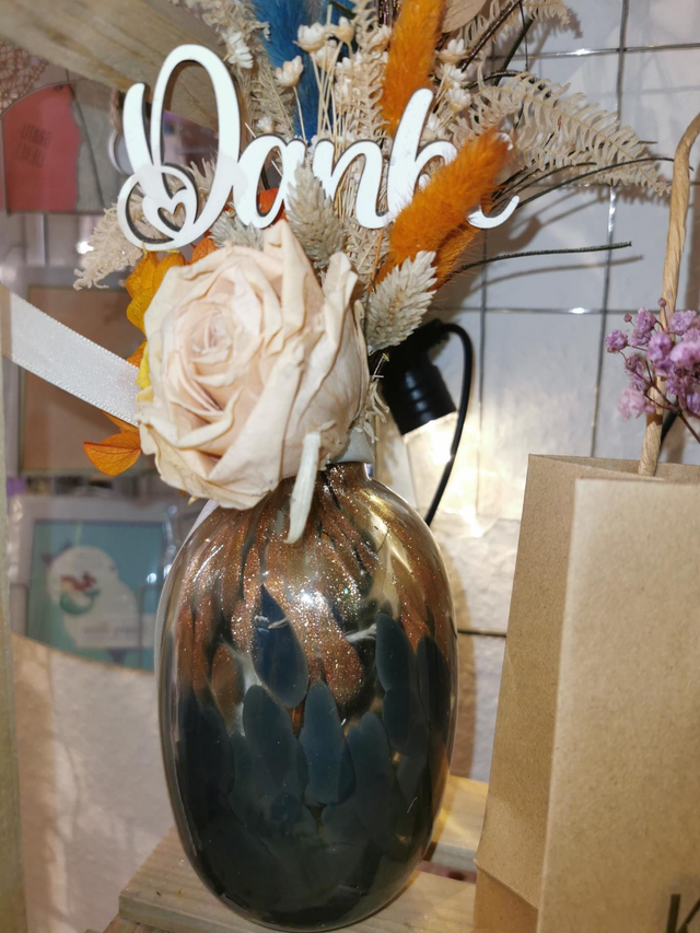 Marmorierte Vase mit Rose und "Danke"