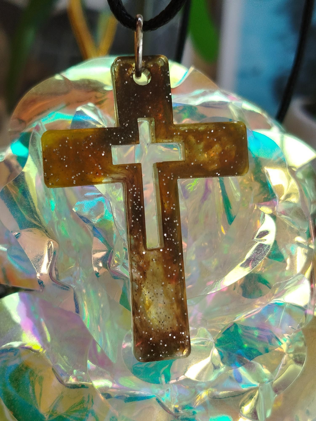 Pendentif croix en résine 