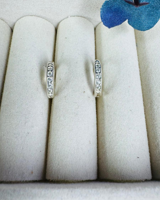 Argola clik cravejada 