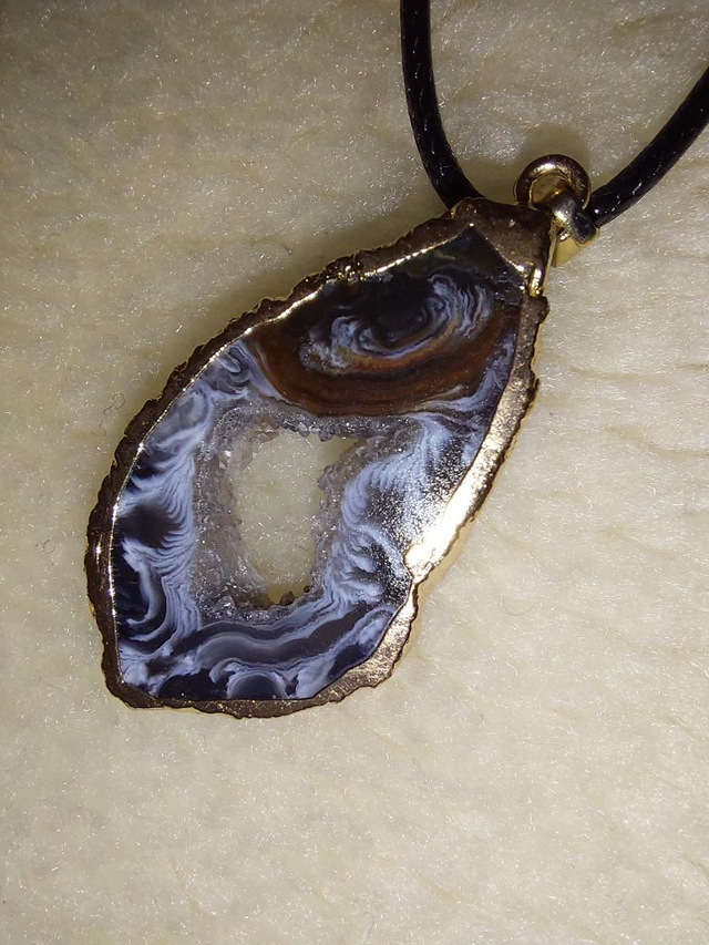Sliced agate pendant 