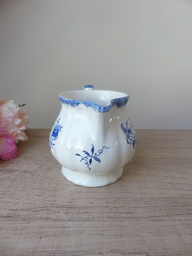 Ancien pot à lait en faïence – Sarraguemines modèle Lancaster – Décor fleurs bleues – Crémier vintage français - Décoration pour cuisine
