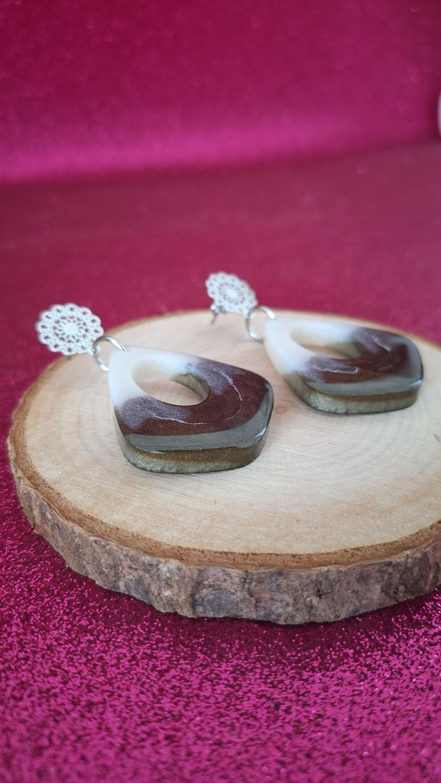 Boucles d&#039;oreilles argentées gouttes ajourées kaki et blanc 