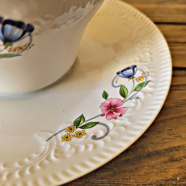 Saucière Tognana en porcelaine d'Italie, motifs en relief et fleurs