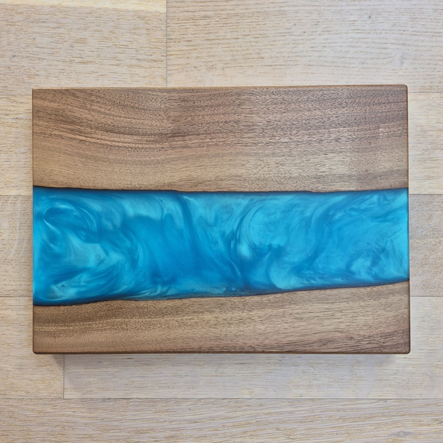 Servier-/ Schneidebrett, Epoxy und Nussbaum