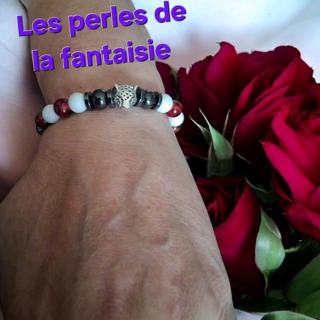 Bracelet perles de verre, perles hématite,breloque centrale léopard