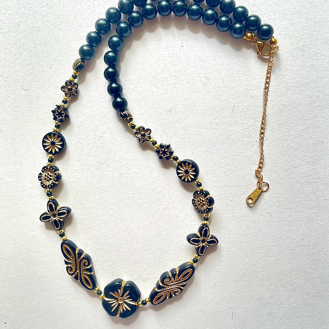 C06 - Collier perle acrylique ton noir et doré