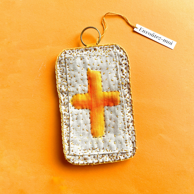 Tableau textile peint et brodé, croix orange