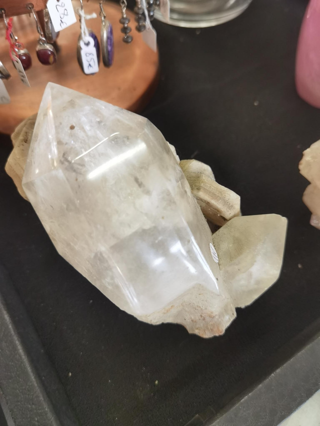 Pointe de cristal de roche sur orthose