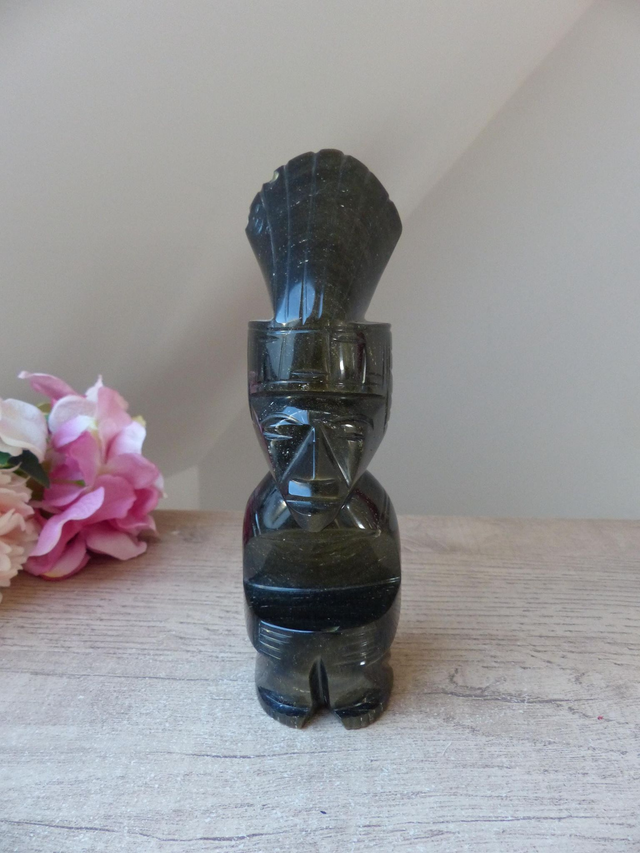Statuette Totem Guerrier Aztèque/Maya/Inca en Obsidienne Dorée – Pièce Unique et Sculpture Artisanale de Collection