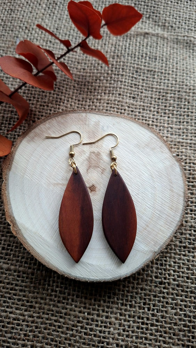  Einzigartige Holzohrringe mit warmer Maserung 