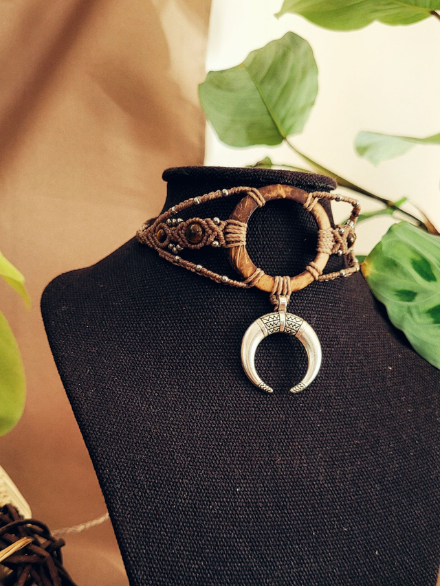 Ras de cou ethnique en micro-macramé – œil de tigre et rond de noix de coco