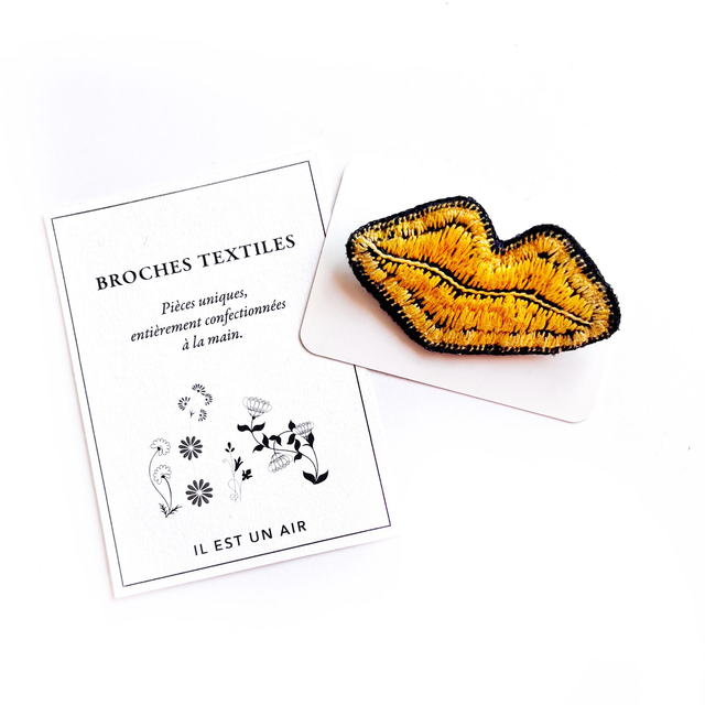 Broche bouche brodée main, jaune doré et noir