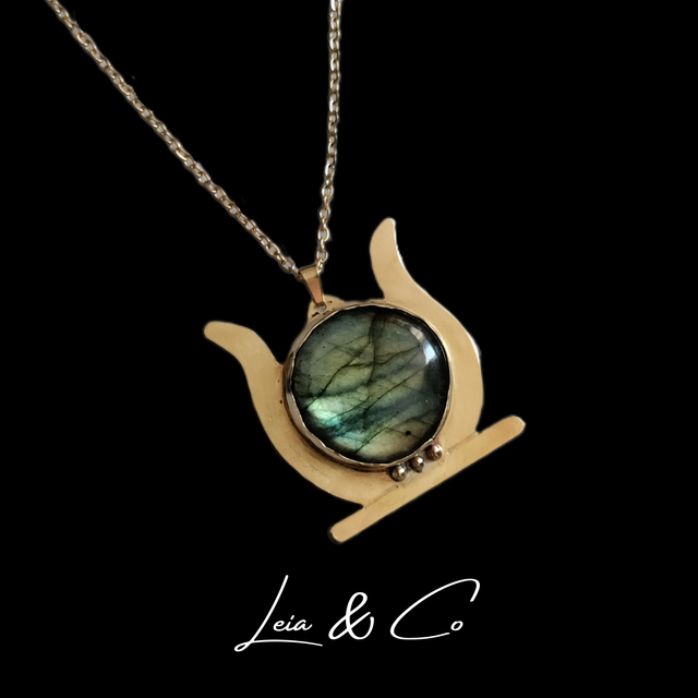 Collier disque solaire égyptien et Labradorite verte LEIA&CO