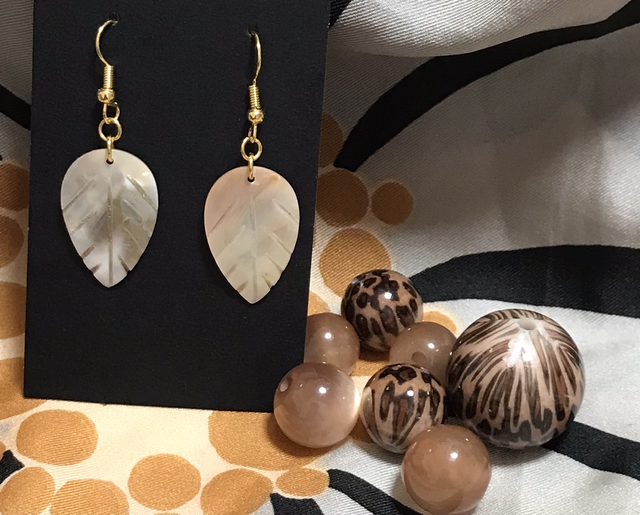 Cream Dangling Earrings -CDE18
