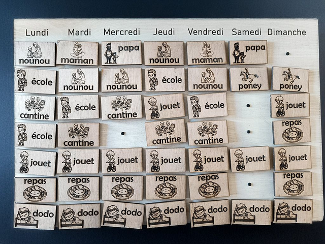 Organisateur de Semaine pour Enfants en Bois - Routine et Planification Hebdomadaire