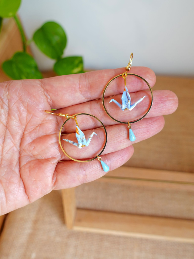 Oiseaux, Grue en Origami / Crochets plaqué or 14K / Papier japonais washi / Bleu clair, Or / Créole, Anneaux / Boucles d'oreilles / Bijou origami /