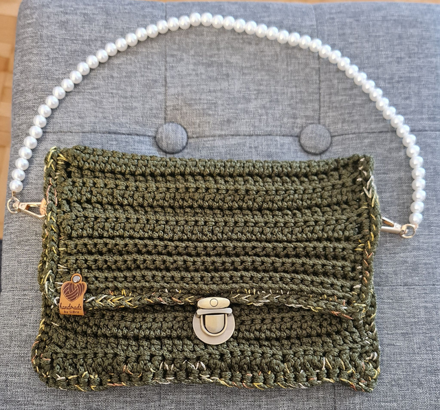 Edle Clutch mit Perlengriff