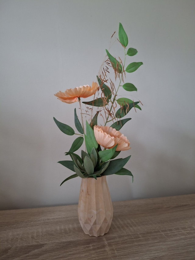 Vase à facettes avec fleurs intemporelles