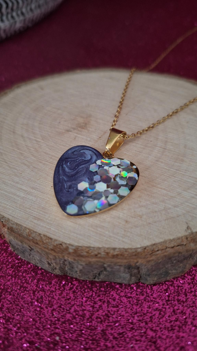 Collier doré soleil violet et paillettes argentées holographiques 