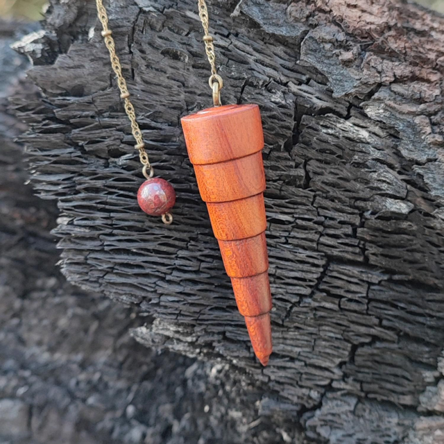 Pendule en Bois de Prunier, Perle de Jaspe Rouge Bréchite et Chaînette en Laiton vieilli 