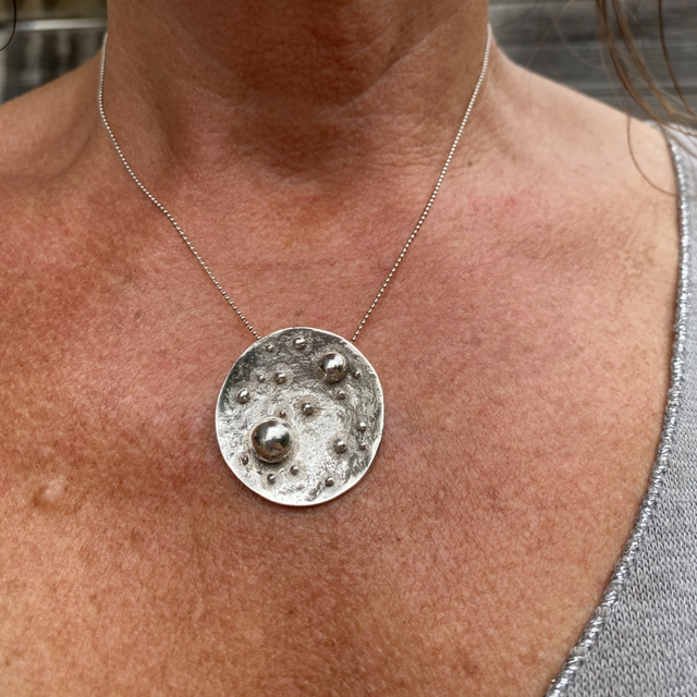 Pendentif plateau corail et goutte