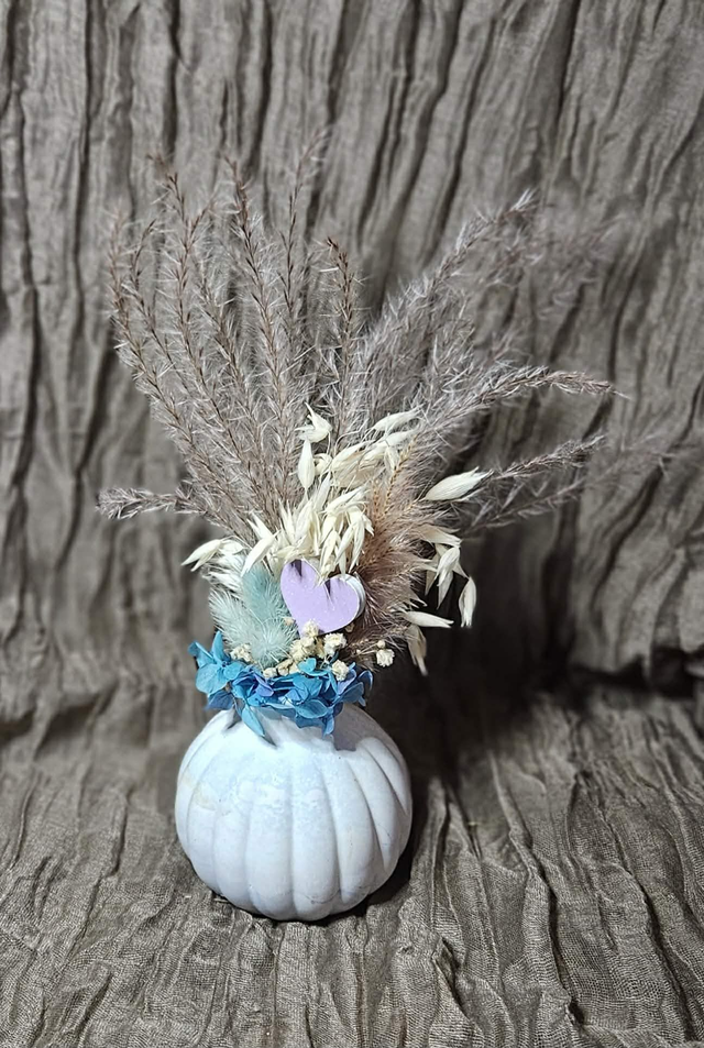 Vase avec fleurs sèches