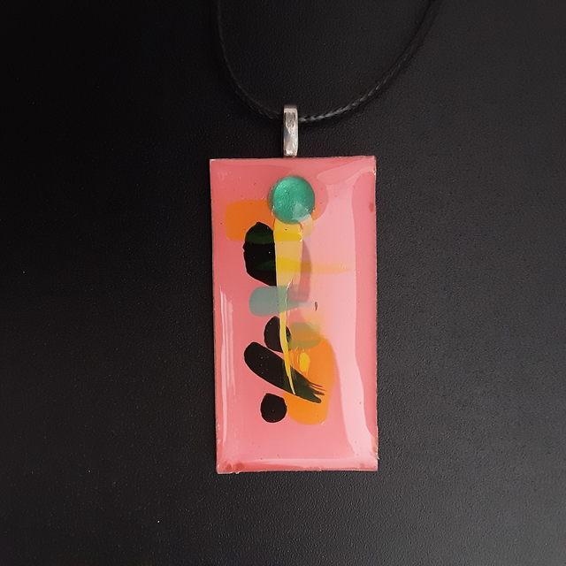 Pendentif rectangle collection tableau fond rose fluo et impression marine jaune et cabochon vert d&#039;eau