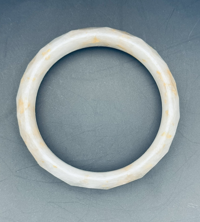 Petit bracelet en résine avec facettes