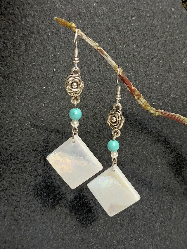 Boucles d&#039;oreilles en pâte de verre blanche.  