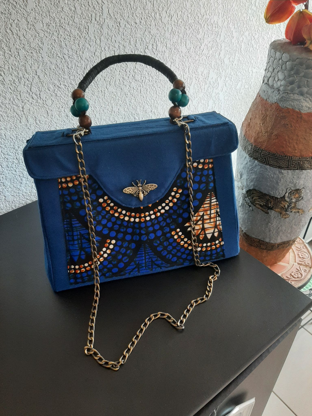sac bleu , bandoulière ; melange tissu coton ,  wax fermoir en papillon bronze