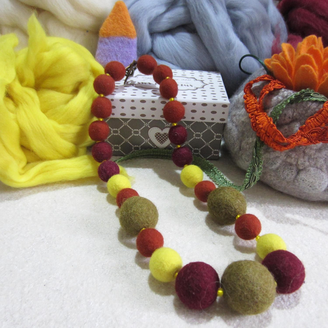 Collana di lana fibra merino infeltrimento 