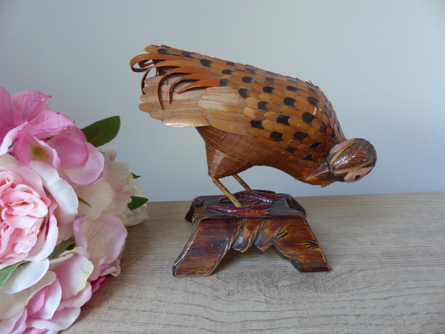 Sculpture artisanale vintage d’un oiseau en bambou et osier – Scène de chasse au faisan sur socle en bois, années 70, fabriquée à la main