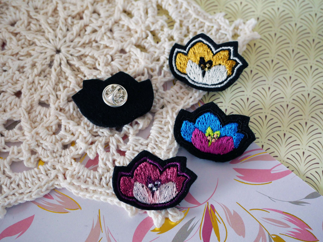 Clématite (Pins brodé main et machine)