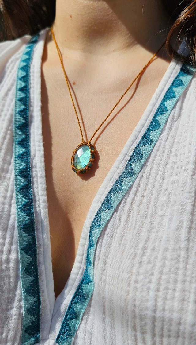 Collier labradorite bleue verte macramé camel