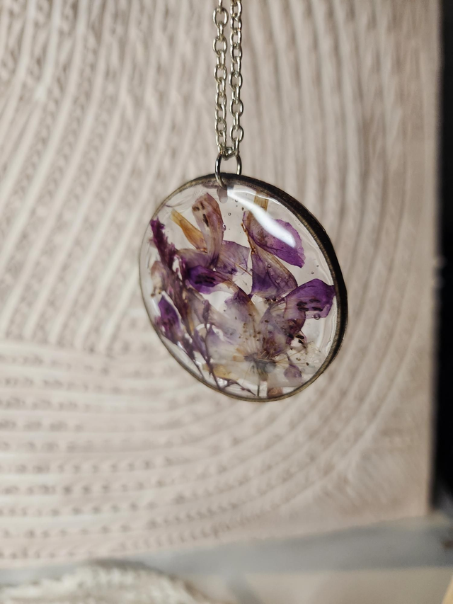 Pendentif rond fleurs séchées violettes