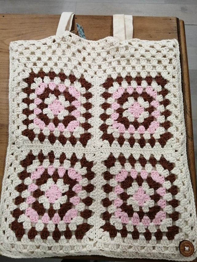 Sac plat type tote bag en crochet